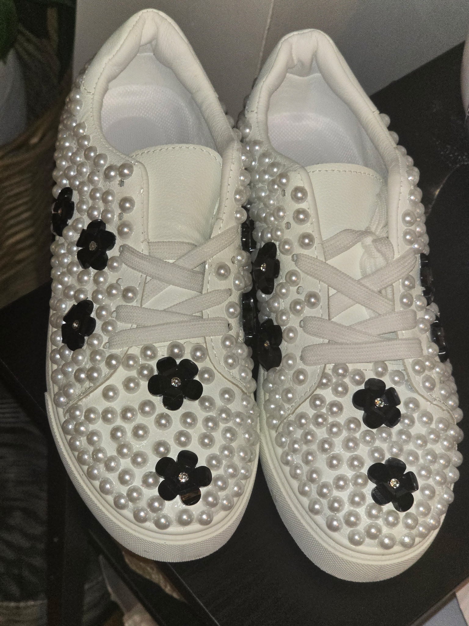 A field of pearls and daisies