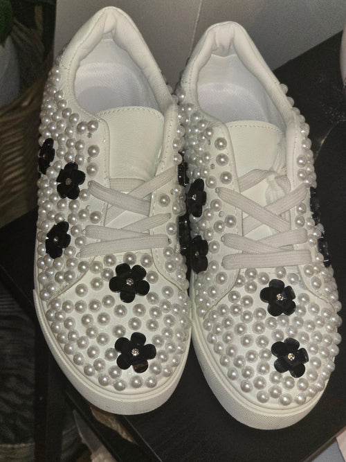 A field of pearls and daisies