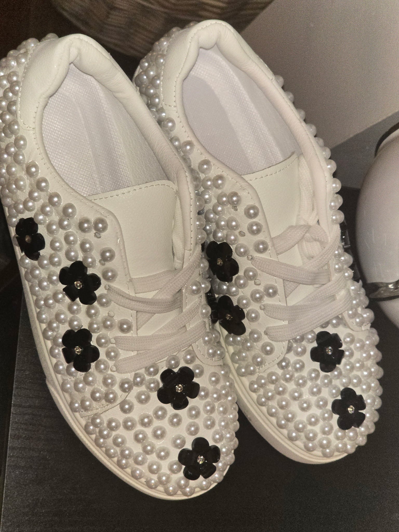 A field of pearls and daisies