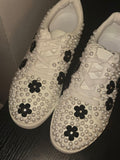 A field of pearls and daisies
